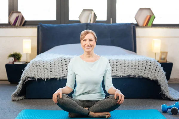 stock image Cheerful good-looking adult lady sitting with crossed legs