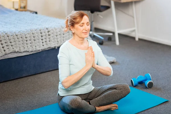 Lotus duruş meditasyon bağlı saçlı hoş ışık saçlı kadın — Stok fotoğraf