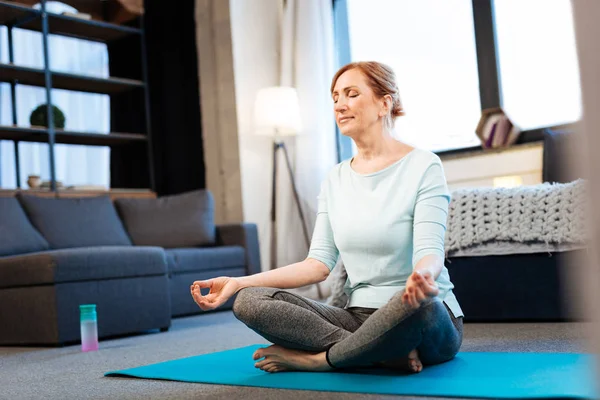 Mujer tranquila y guapa meditando con los ojos cerrados —  Fotos de Stock