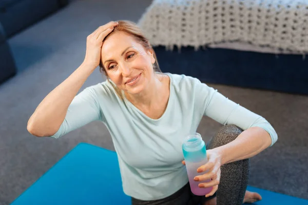 Deportiva señora en forma cansada y frotando su frente — Foto de Stock