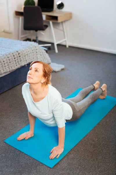 Enfocada dama contratada en traje slinky haciendo flexiones — Foto de Stock