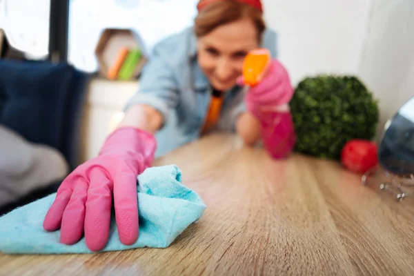 Vastberaden nauwkeurige vrouw vechten met stof in haar appartement — Stockfoto