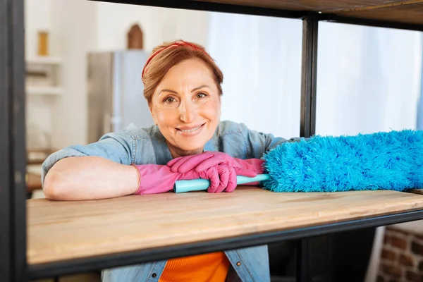 Aangename stralende volwassen vrouw leunt op houten plank — Stockfoto