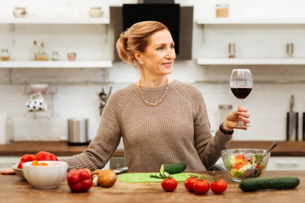 Mutfakta vakit ve şarap içme hoş güzel Bayan