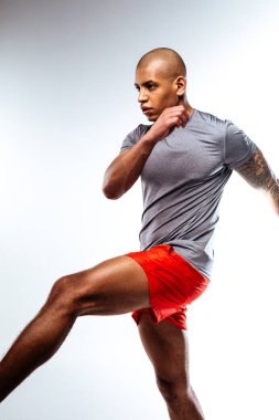 Bir futbol oyuncu hareketleri yapan sportif erkek
