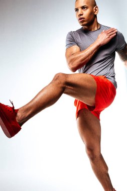 Futbol oyuncular hareketleri yapan sportif kaslı erkek