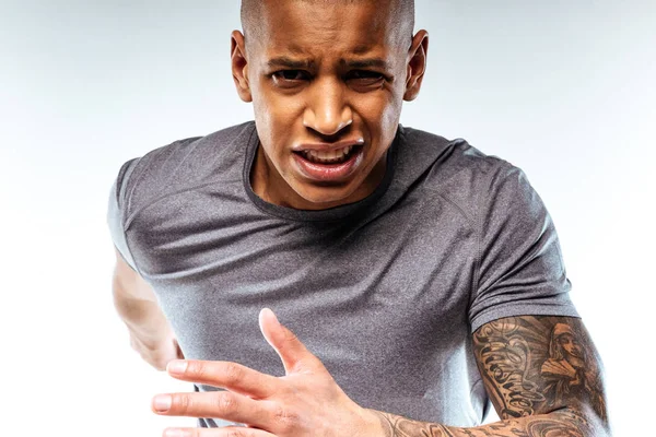 Emotionele tattoed man gevoel pijn tijdens het hardlopen — Stockfoto