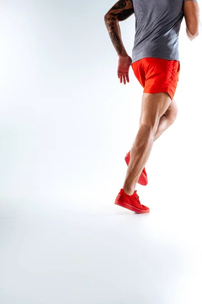 Kırmızı şort ve snickers giyen adam koşuyor — Stok fotoğraf
