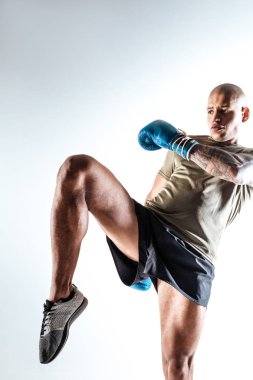 Adam mücadele pozisyonunda denge tutan