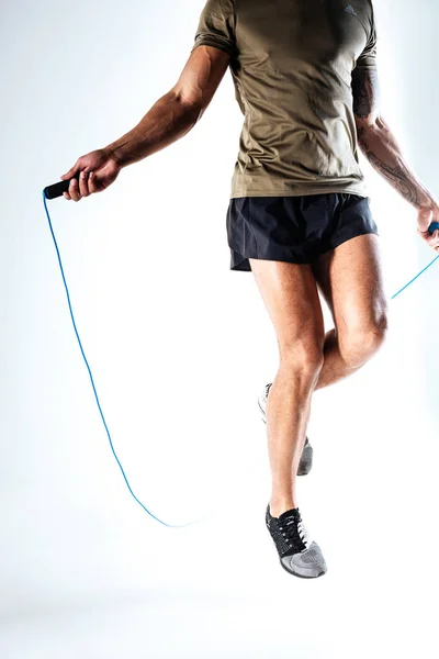 Uomo che fa un allenamento con corda da salto — Foto Stock