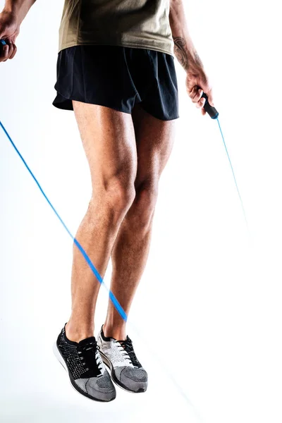 Deportista saltando con la cuerda de salto mientras tiene un entrenamiento — Foto de Stock