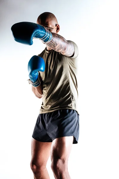 Young man wearing boxing gloves doing boxing movements — Stock Photo, Image