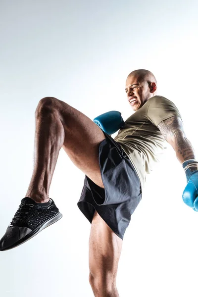 Dövüş hareketlerini yapan boks eldivenleri giyen adam — Stok fotoğraf