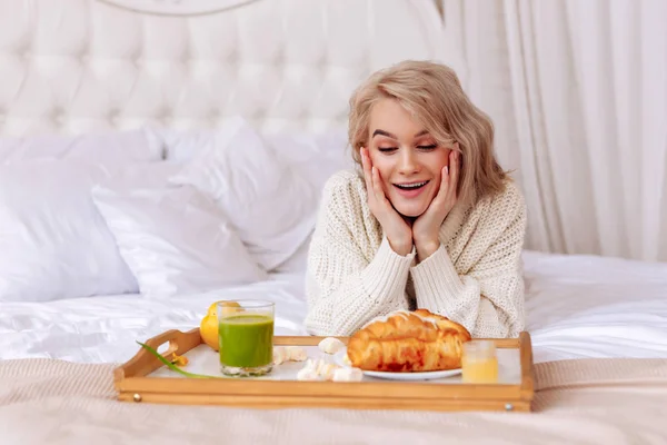 Vriendin gevoel opgewonden kijken lade met ontbijt op bed — Stockfoto