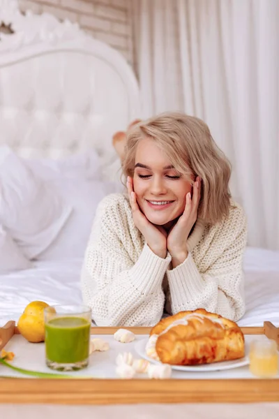 Mujer atractiva sentirse emocionada antes de desayunar en la cama — Foto de Stock