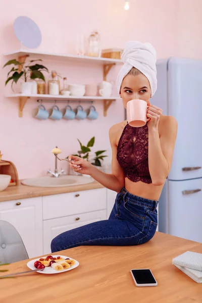 Занятая молодая деловая женщина пьет утренний кофе дома — стоковое фото