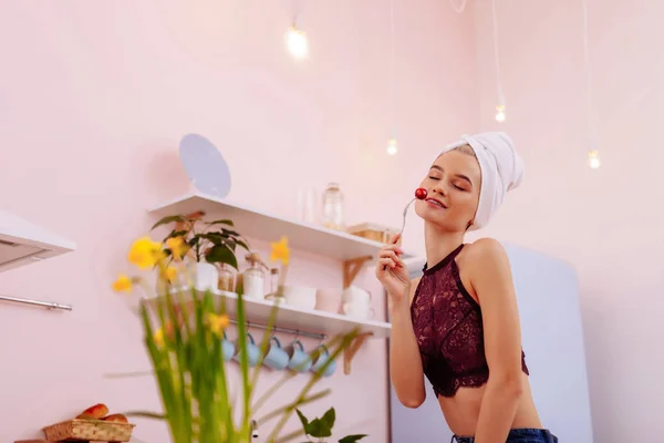 Vrouw gevoel ontspannen ontbijten na nemen douche — Stockfoto