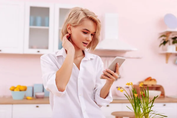 Mujer con buen maquillaje natural mensaje de lectura de novio — Foto de Stock