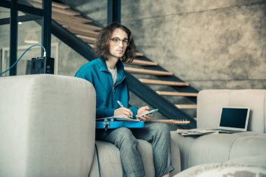 Açık gözlüklü oluşturma işlemine dahil olmak ciddi ilham adam