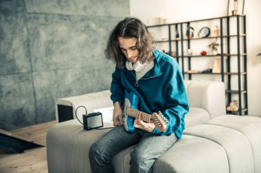 Yakışıklı adamla karanlık işe konsantre dalgalı saç kesimi