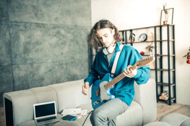 Yaratıcı genç müzisyen müzik tekrarı dahil olmak