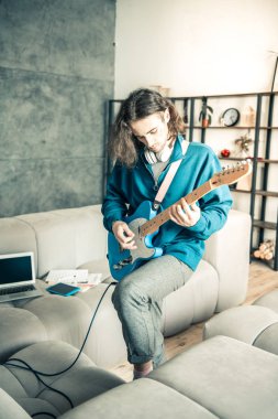 Yakışıklı sanatsal genç adam hayali müzik yıldızı olmak