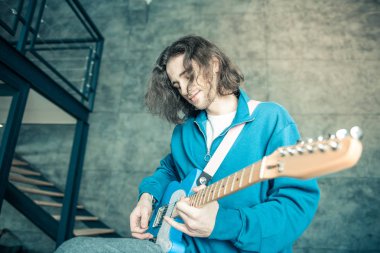 Esmer yakışıklı müzisyen derin düşüncelerini içinde olmak