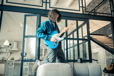 Pervasız esmer müzisyen oynarken onun duygularını ifade