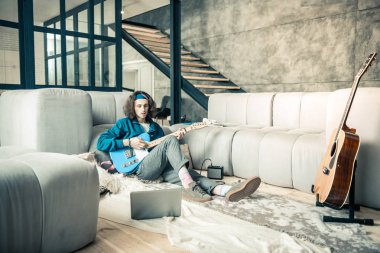 Onun şık daireler katta oturan sakin esmer adam