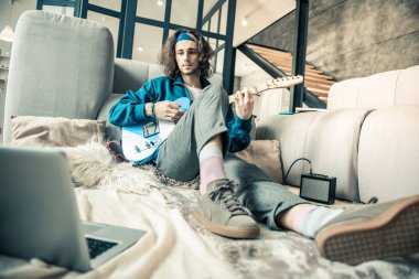 Özenli esmer yetenekli adam sesleri ile deneme