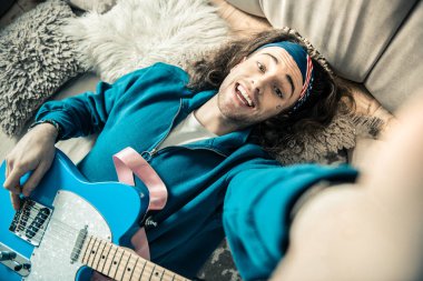 Yakışıklı olan fotoğraf yaparken onun geniş bir gülümseme gösterilen gülen