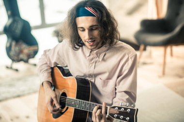 Parlak bandana müzikal hobi sahip yakışıklı genç şarkıcı