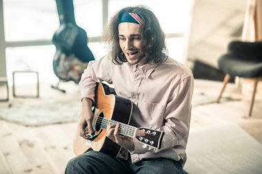 Yakışıklı bir genç adam şarkı üzerinde konsantre ilham