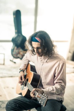 Renkli bandana hep içinde yakışıklı sanatçı konsantre