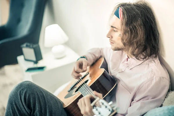 Emotionaler Langhaarkünstler konzentriert sich auf persönliches Musikinstrument — Stockfoto