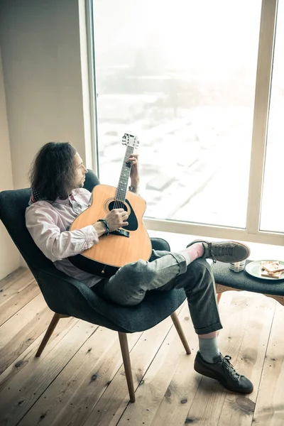 Emocional moreno abrazando su guitarra acústica de confianza — Foto de Stock