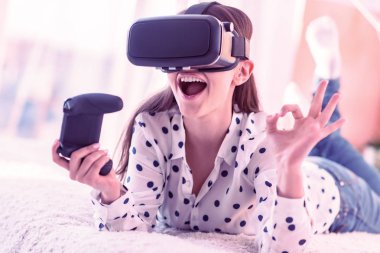Memnun genç kadın yeni gadget memnun olmak
