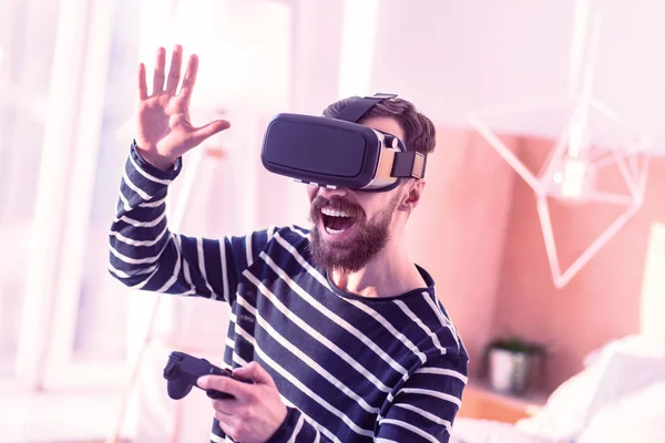 Joyful skäggiga manliga person som spelar video spel — Stockfoto