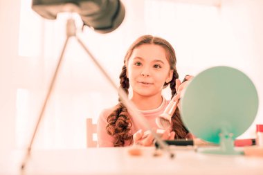 Neşeli sevimli kız kayıt bir video için onu güzellik blog