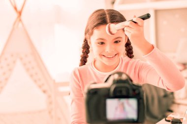 Pozitif güzel kız profesyonel bir fırça tutan