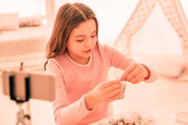 Onu Yüzükler bakarak mutlu güzel kız