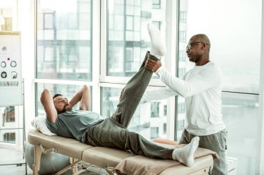 En iyi arkadaşına yardım eden yetkili uluslararası terapist