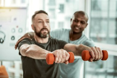 Bilinçli genç adam silah rehabilitasyon görevleri yapıyor