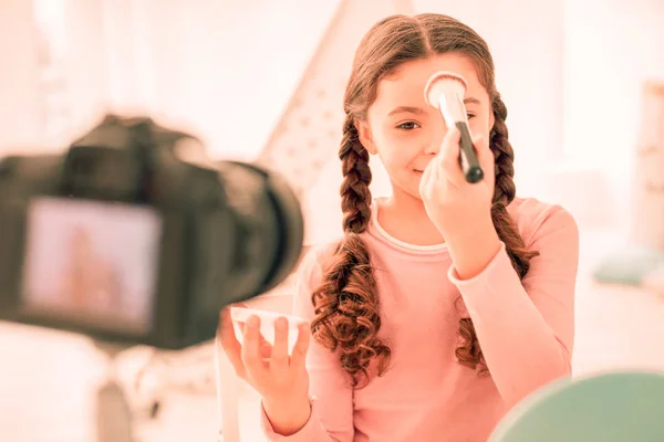 Pozytywna miła dziewczyna stosujące makijaż przed kamerą — Zdjęcie stockowe