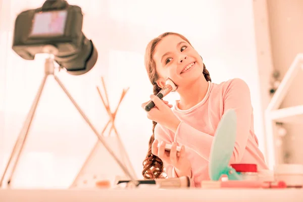 Alegre feliz chica poniendo en su maquillaje — Foto de Stock