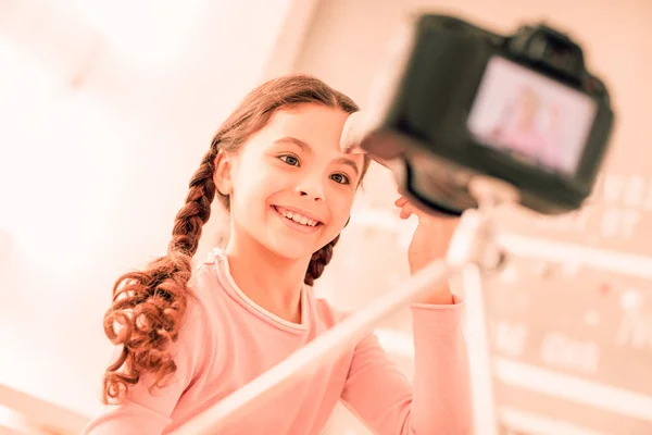 Χαρούμενο κορίτσι θετική χαμογελά στη φωτογραφική μηχανή — Φωτογραφία Αρχείου