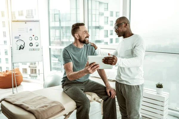 Stilig besökaren talande till hans favorite terapeuten — Stockfoto