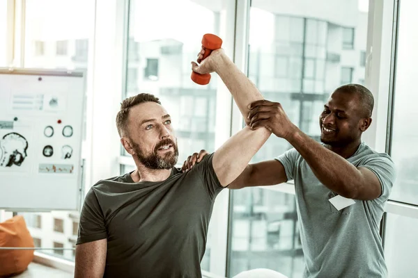 Verrukte jonge man houden glimlach op zijn gezicht — Stockfoto