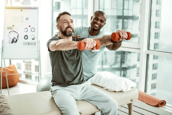 Knappe mannelijke persoon die fysieke training met plezier — Stockfoto