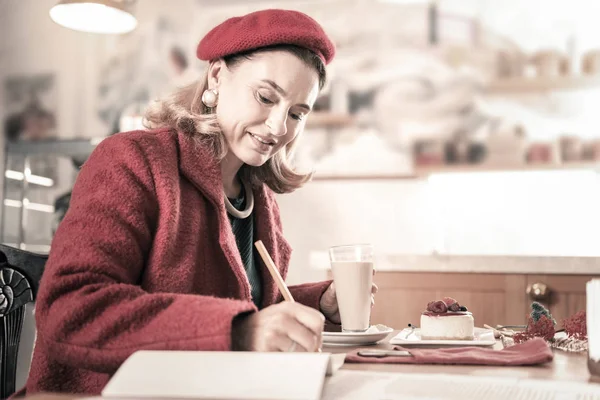 Aufmerksame reife Frau wird warmen Kakao trinken — Stockfoto